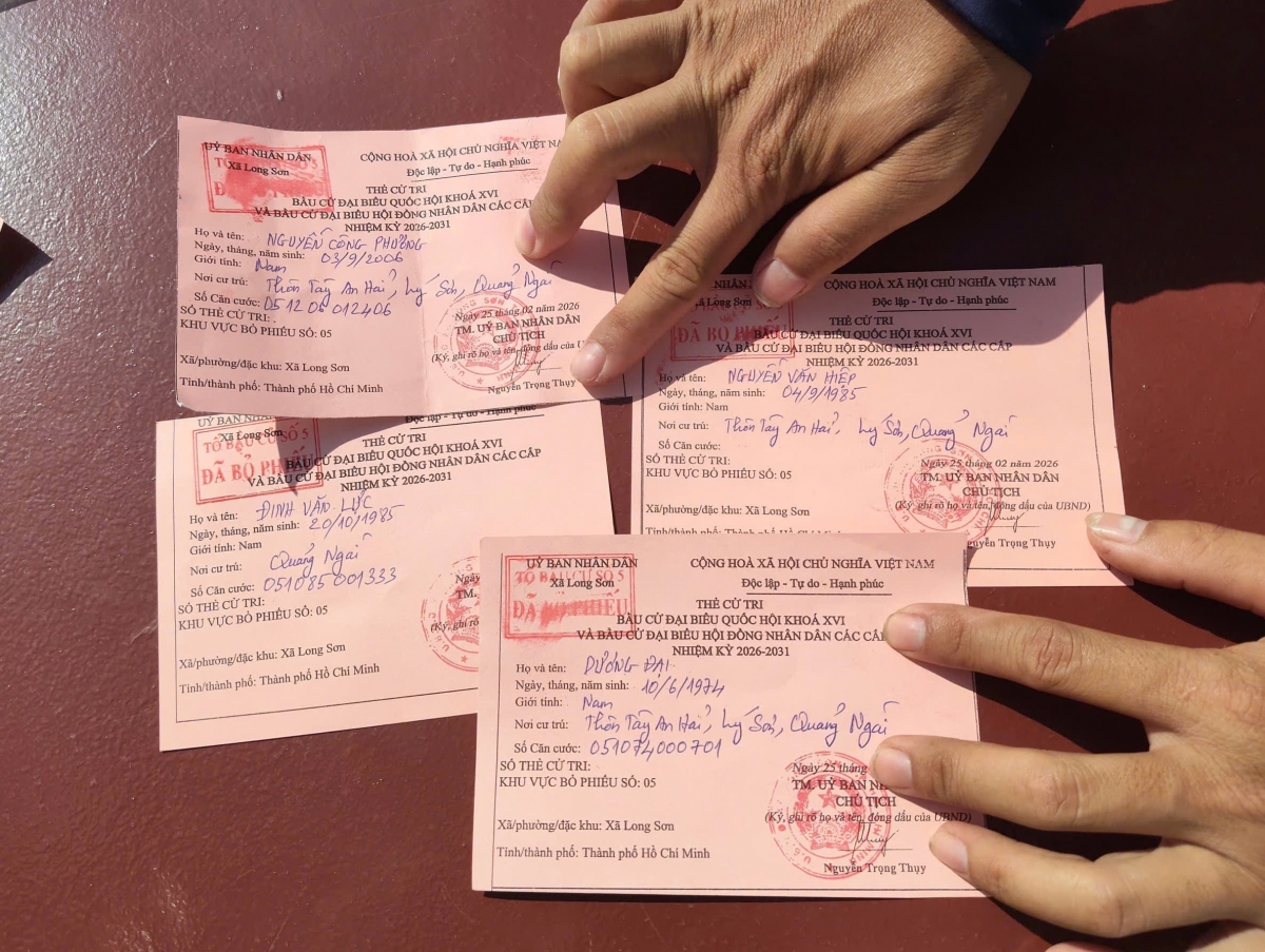 Những ngư dân tàu cá QNg 96435 TS đã thực hiện nghĩa vụ công dân nơi đầu sóng