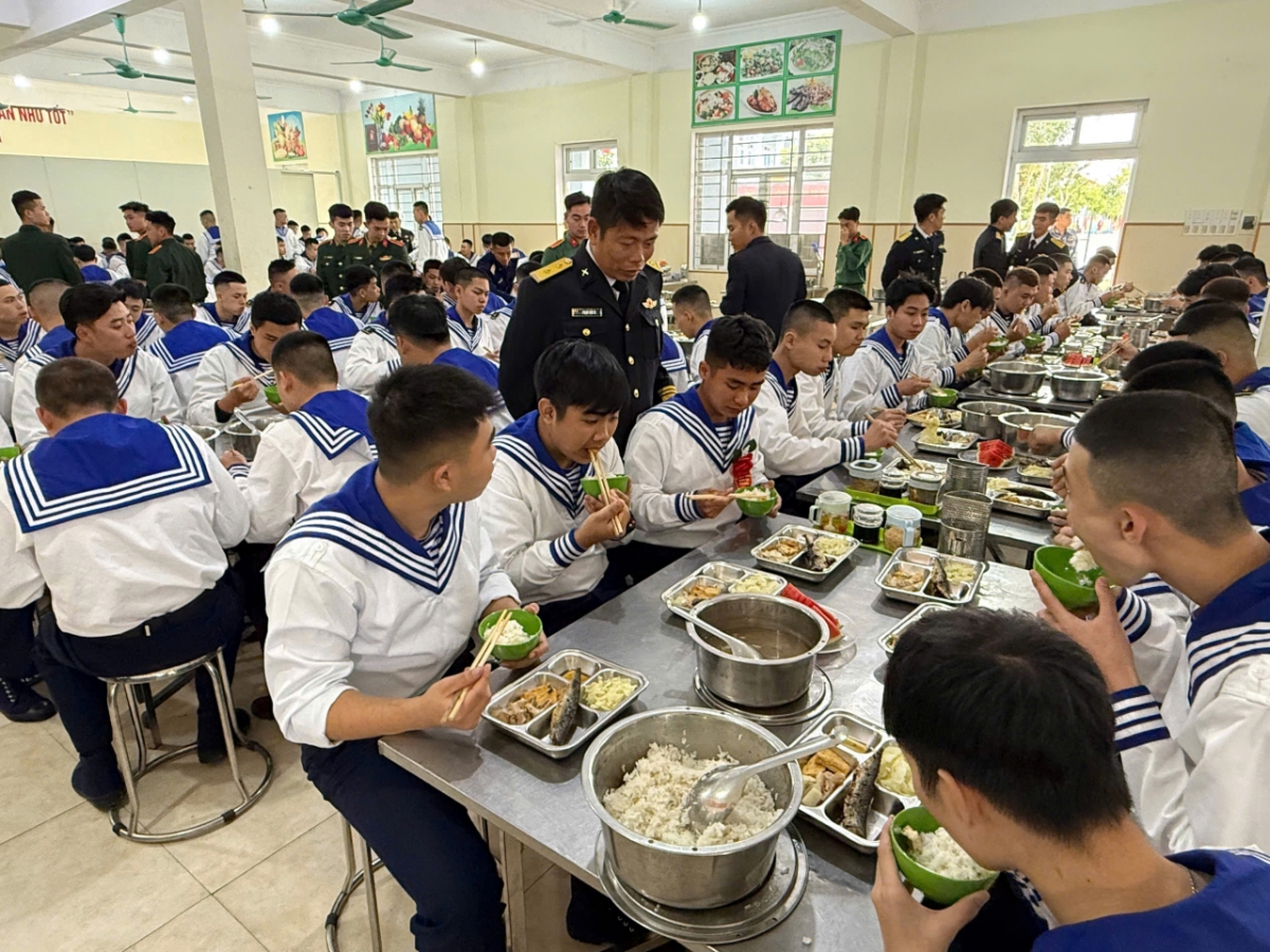Bữa ăn đầu tiên trong quân ngũ.
