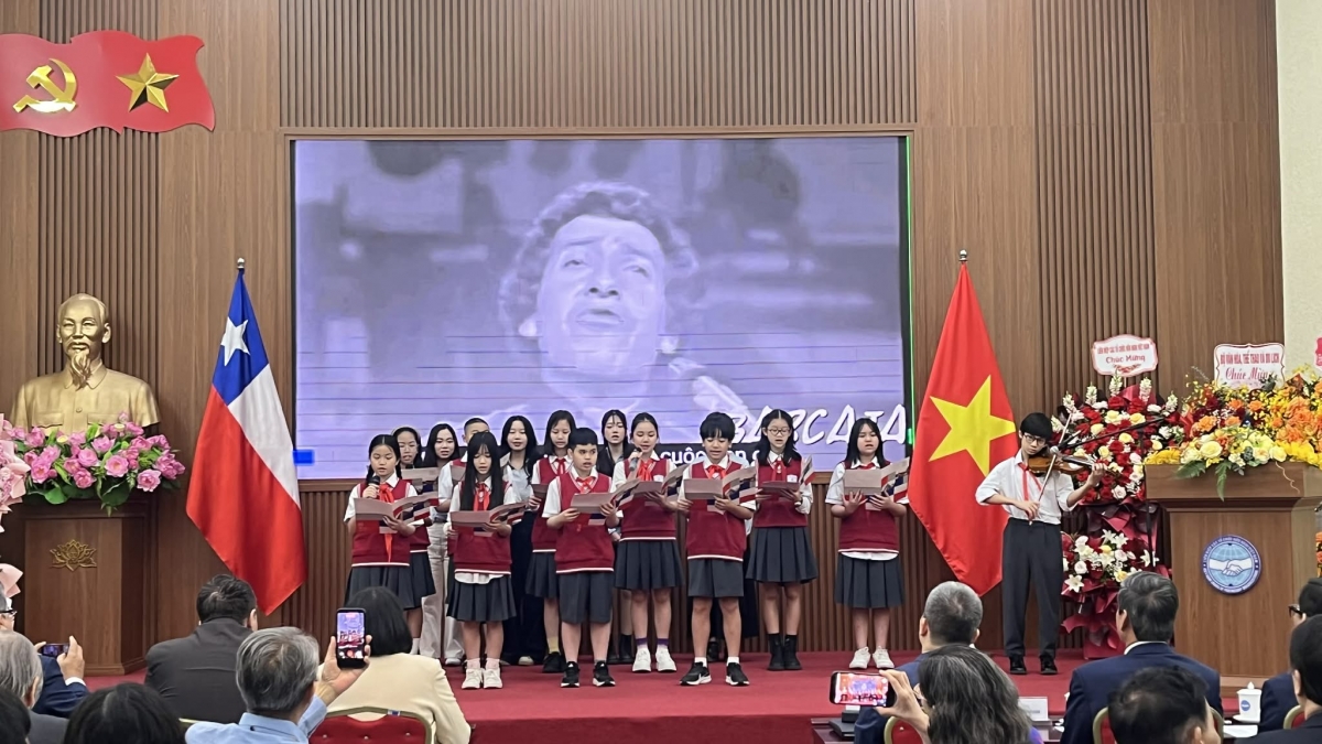 Học sinh trường THCS Chu Văn An biểu diễn bài hát "Quyền được sống trong hòa bình"