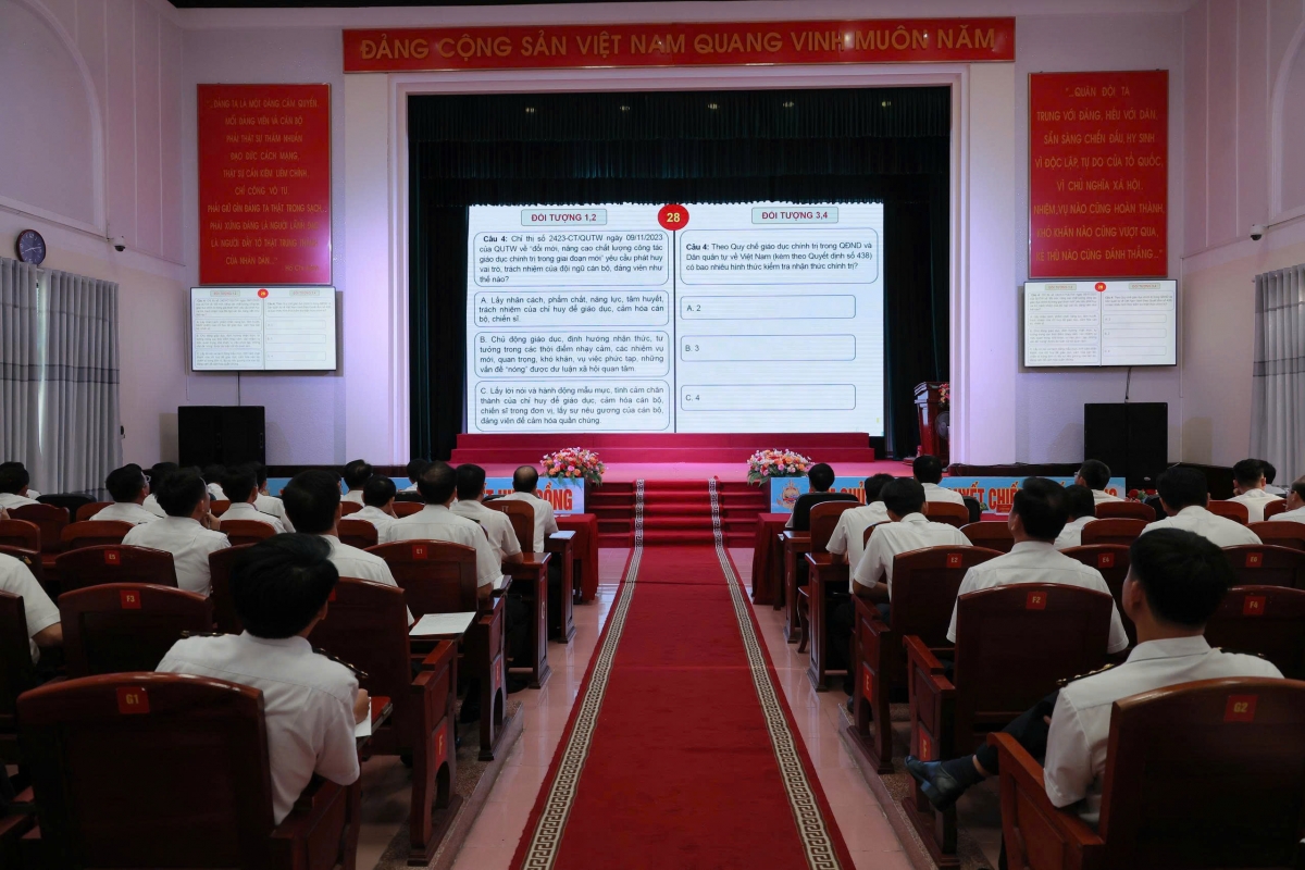 Các thí sinh thi nhận thức bằng hình thức trắc nghiệm