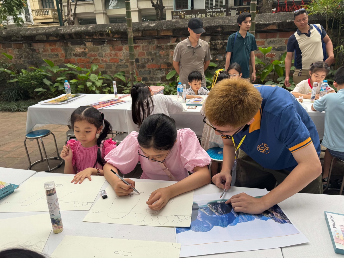 Các em thiếu nhi khi đến sự kiện được hướng dẫn sử dụng màu sắc và cách thực hiện ý tưởng.