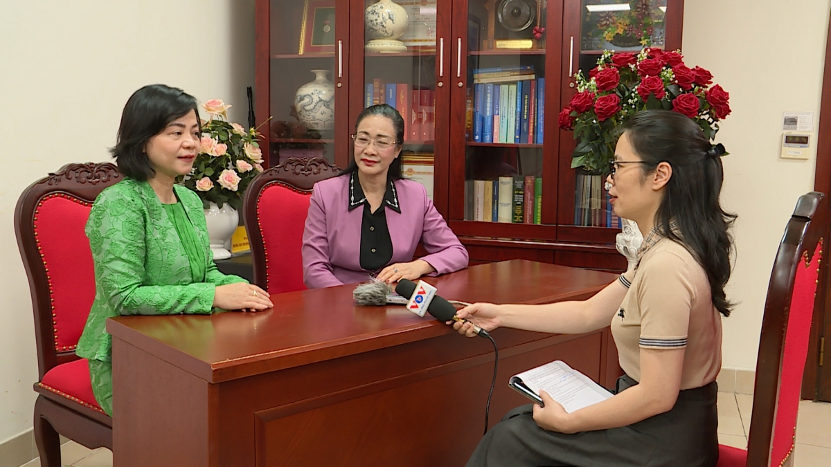 Hai vị khách mời và BTV chương trình