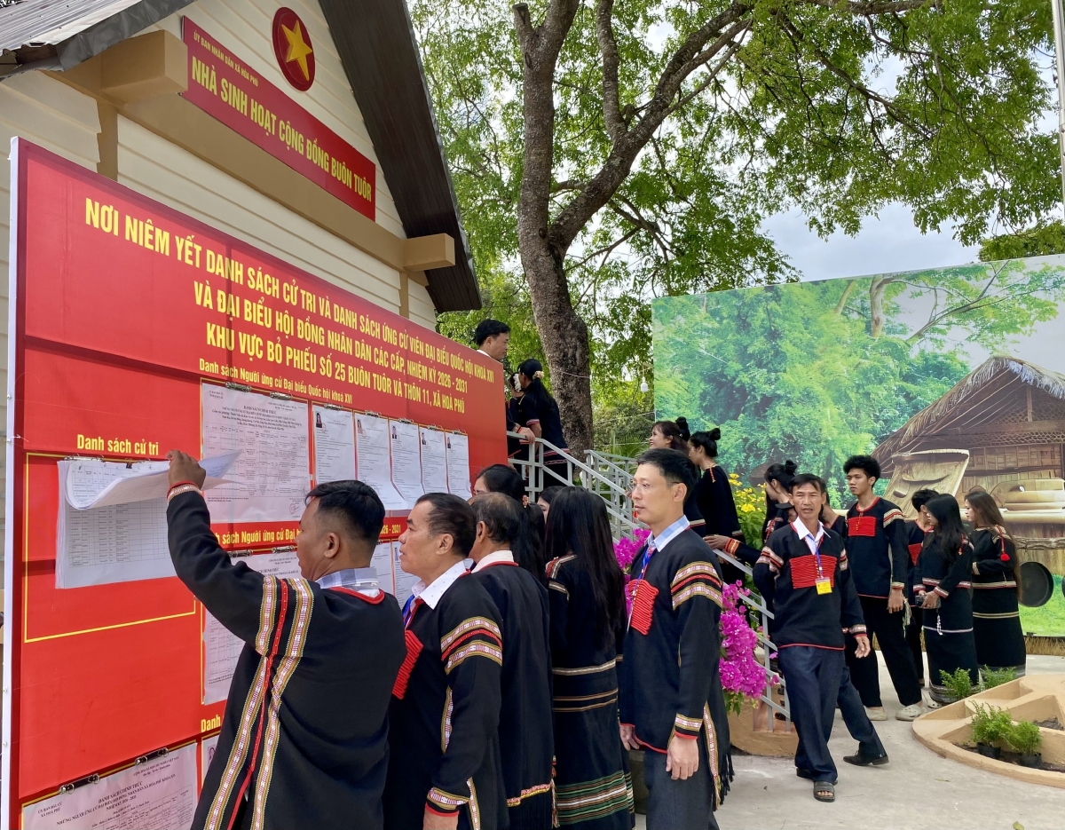 Bà con các buôn làng Tây Nguyên đã nô nức đến điểm bầu cử từ sáng sớm- Nguồn: VOV