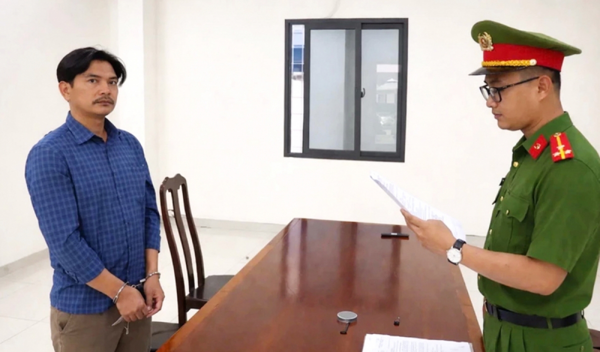 Cơ quan CSĐT Công an tỉnh Khánh Hòa tống đạt quyết định khởi tố bị can và thi hành lệnh bắt tạm giam đối với Trần Văn Bình.