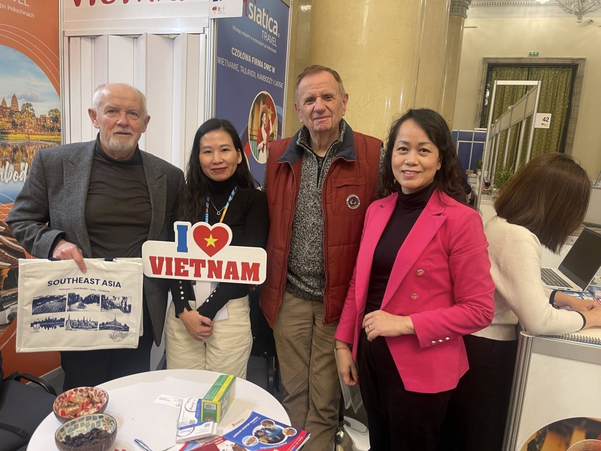 Chị Cao Hồng Vinh (áo hồng)- Người Việt Nam đầu tiên trúng cử vào chính quyền địa phương tại Ba Lan