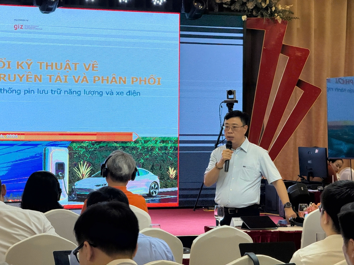 Chủ tịch HĐTV NSMO Nguyễn Đức Cường: Sự phát triển mạnh mẽ của điện mặt trời mái nhà (ĐMTMN) và hệ thống lưu trữ (BESS) đòi hỏi khả năng vận hành linh hoạt để đảm bảo hệ thống điện (HTĐ) được vận hành an toàn. Bên cạnh đó, làn sóng xe điện tăng vọt chỉ trong thời gian ngắn đã tác động trực tiếp đến đặc tính phụ tải, đặt ra bài toán khó cho công tác dự báo và vận hành HTĐ Quốc gia.