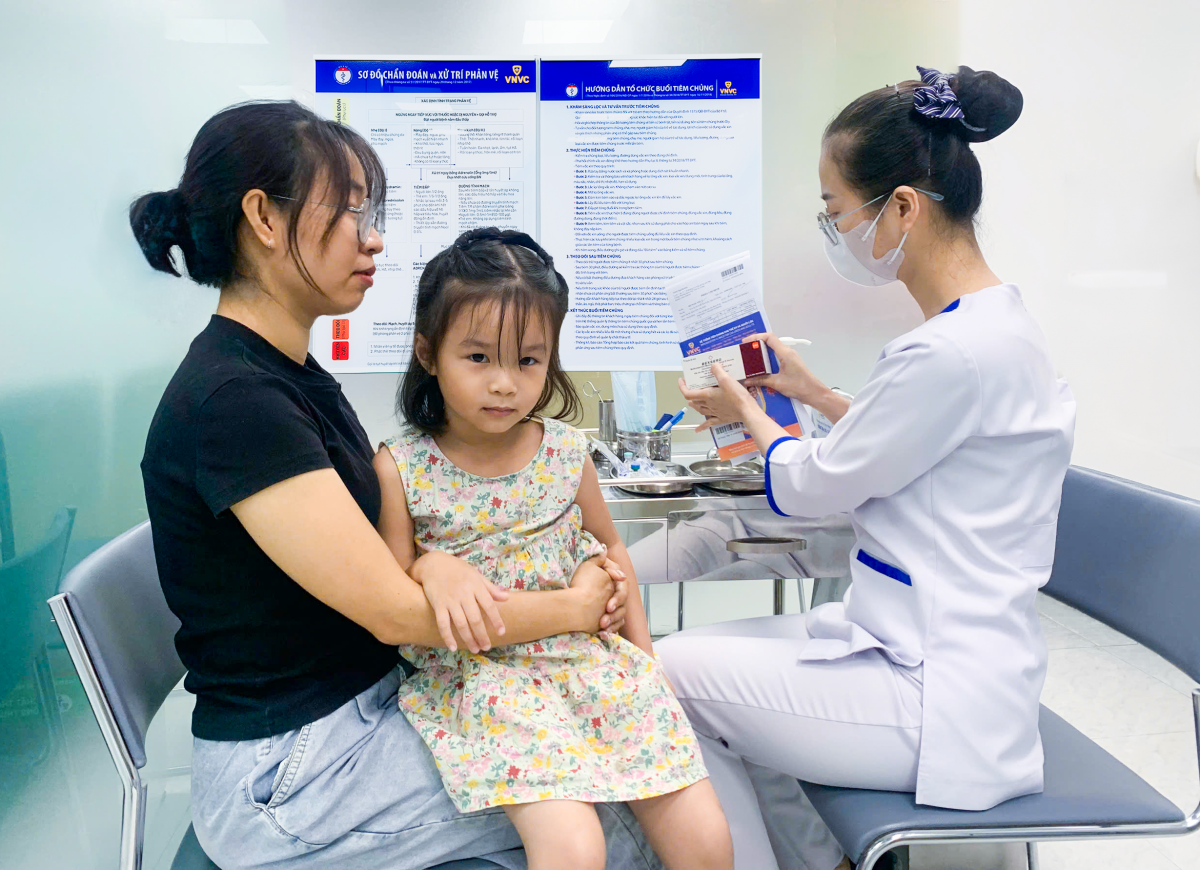 Người dân An Giang đứa trẻ đi tiêm ngừa não mô cầu sau ca bệnh 11 tuổi tử vong