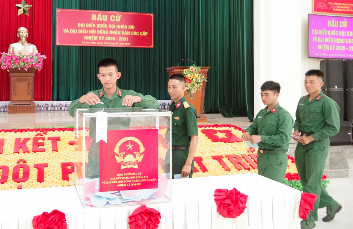 Nhiều chiến sỹ lần đầu bỏ phiếu bầu cử Đại biểu Quốc hội và Đại biểu Hội đồng Nhân dân các cấp