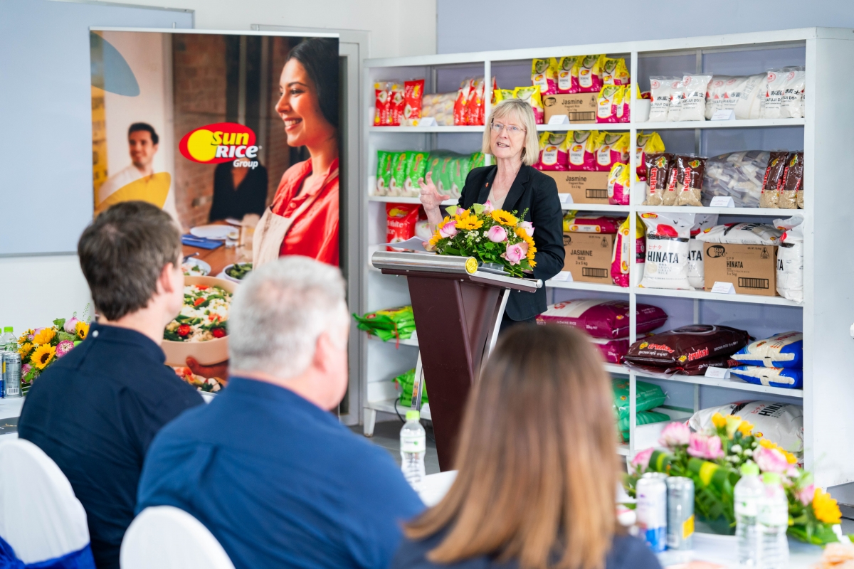 Đại sứ Australia Gillian Bird công bố dự án trong lần đầu đến thăm Nhà máy xay xát Lấp Vò. Dự án hợp tác công tư sẽ thúc đẩy chuỗi giá trị lúa gạo thích ứng với biến đổi khí hậu ở ĐBSCL