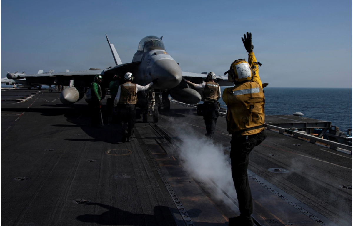 Tiêm kích cất cánh từ tàu sân bay USS Abraham Lincoln của Mỹ trong chiến dịch tập kích Iran (Ảnh: Reuters).