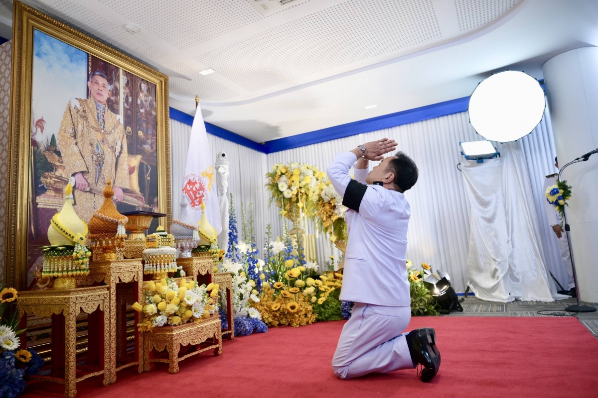 Tân Thủ tướng Thái Lan Anutin Charnvirakul tiếp nhận sắc phong của Nhà Vua Thái Lan. Ảnh: VP Thủ tướng Thái Lan