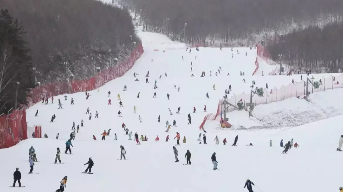 Các khu nghỉ dưỡng trượt tuyết ở Trung Quốc đón chào mùa mới khi trận tuyết rơi đầu tiên. (Ảnh: Tân Hoa Xã)