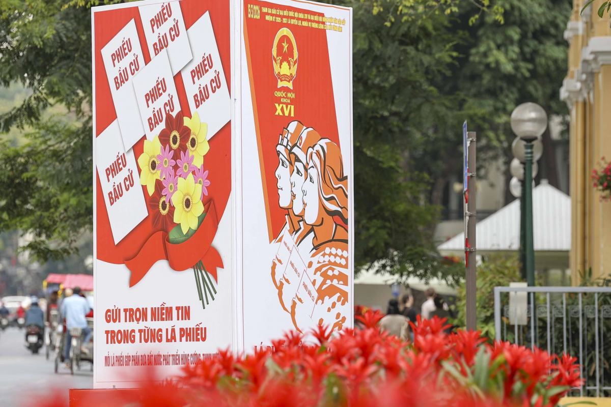 Quanh khu vực hồ Gươm, biểu trưng về ngày bầu cử 15.3 cùng cờ Tổ quốc, cờ Đảng nổi bật với sắc đỏ chủ đạo. ẢNH: TUẤN MINH