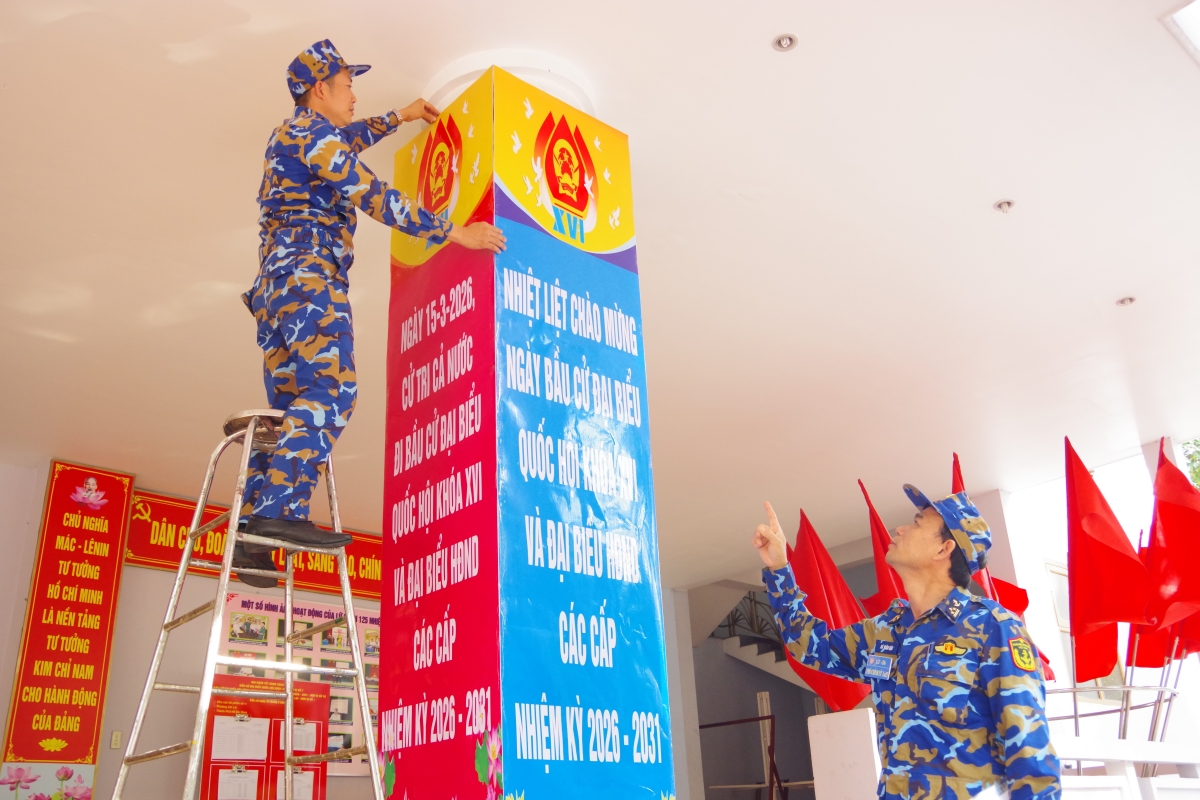 Thượng tá Hà Văn Hậu, phó Chính ủy Lữ đoàn chỉ đạo công tác trang trí tuyên truyền cho bầu cử