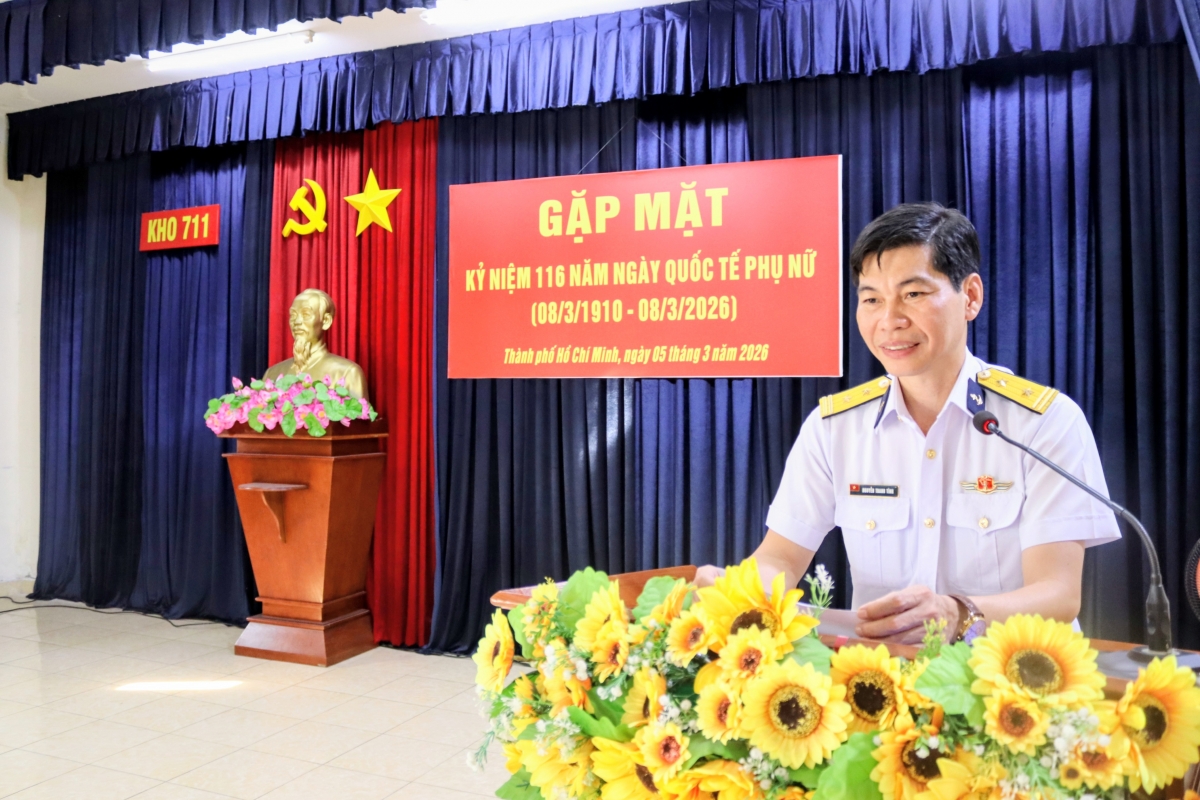 Trung tá Nguyễn Thanh Tĩnh - Bí thư Đảng ủy, CTV Kho phát biểu chúc mừng