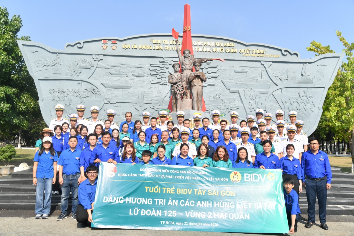 Các đại biểu dâng hương trước tượng đài “Đoàn tàu không số”