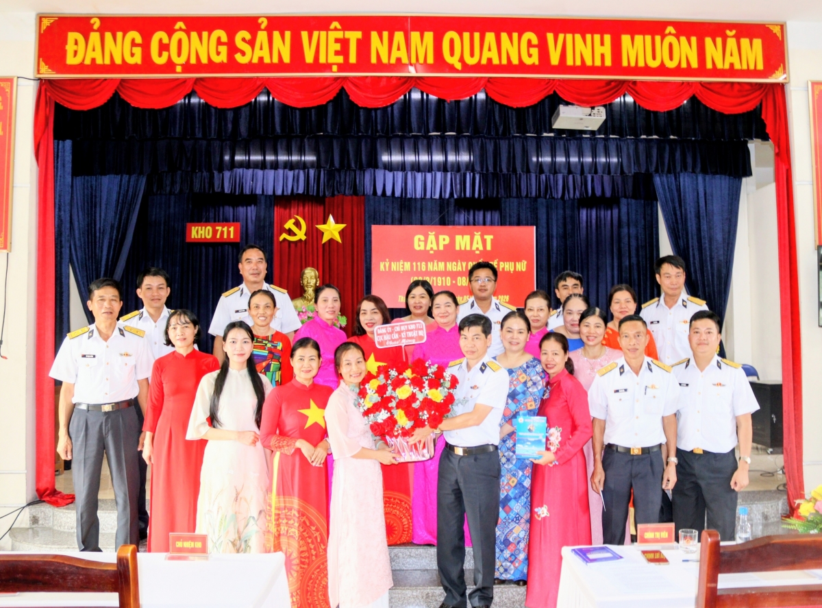 Đảng ủy, chỉ huy Kh0 711 tặng lãng hoa chúc mừng hội phụ nữ