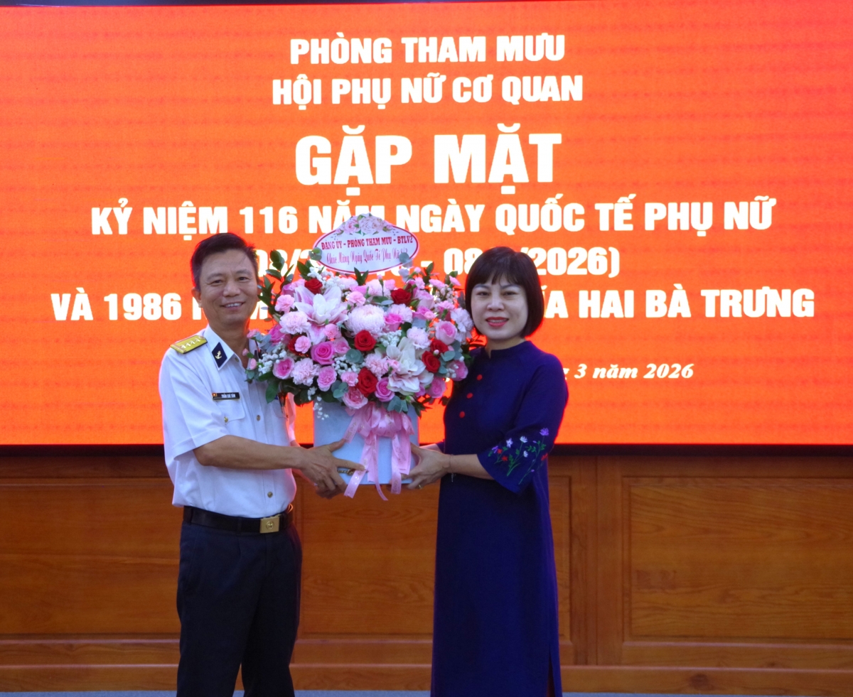 Đại tá Trần Chí Tâm, Phó Tham mưu trưởng Vùng 2 Hải quân tặng hoa chúc mừng nhân dịp gặp mặt