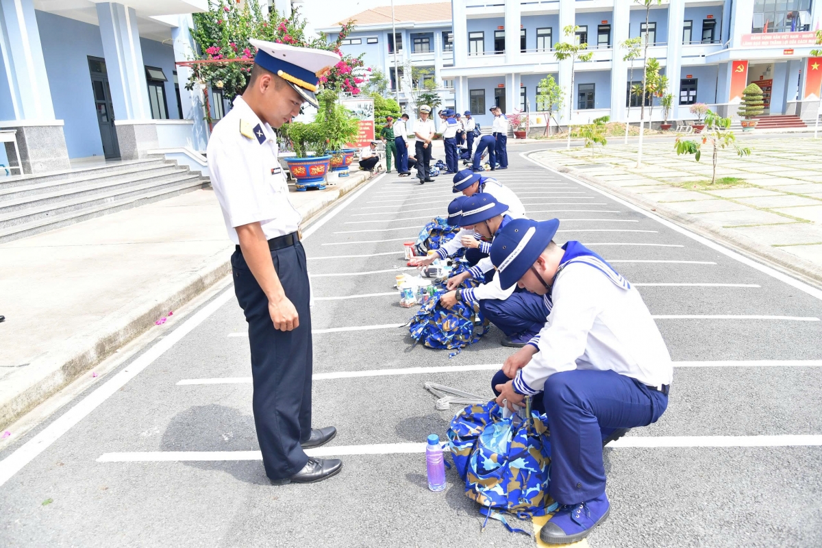 Cán bộ kiểm tra quân tư trang trước khi vào đơn vị ổn định tổ chức