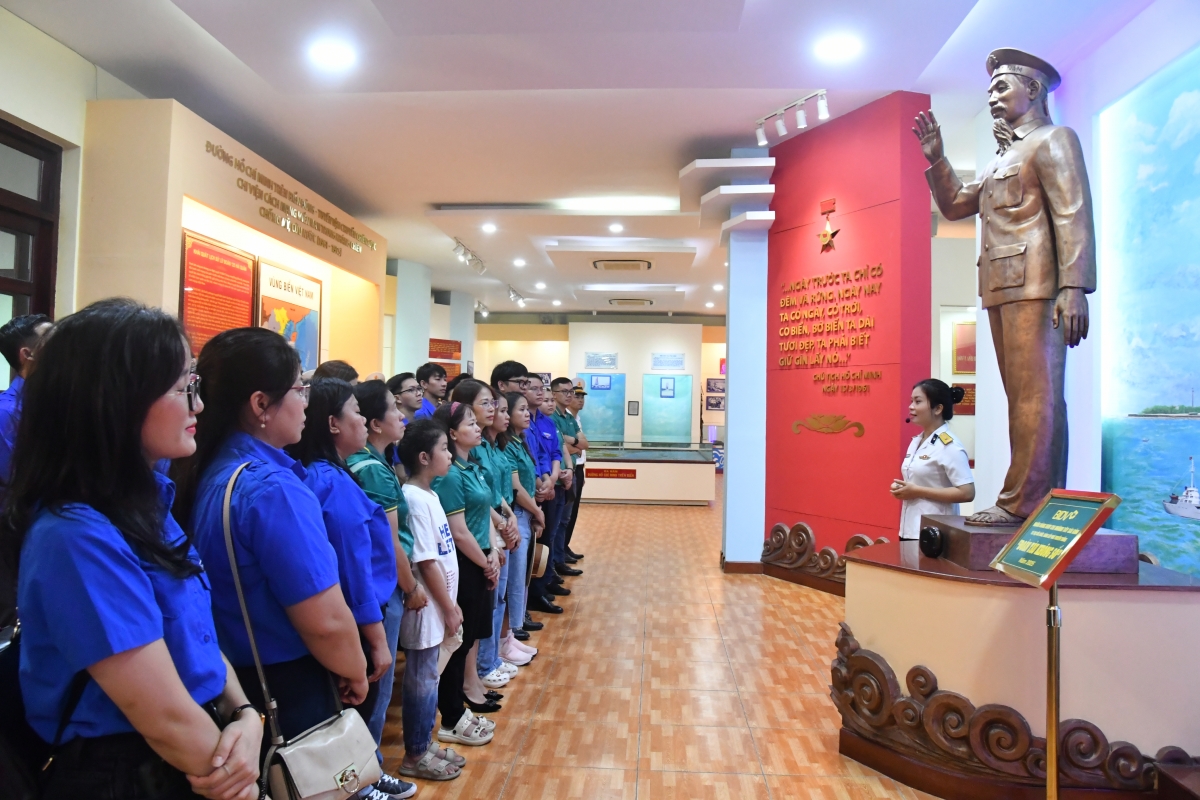 Các đại biểu tham quan nhà truyền thống Lữ đoàn 125