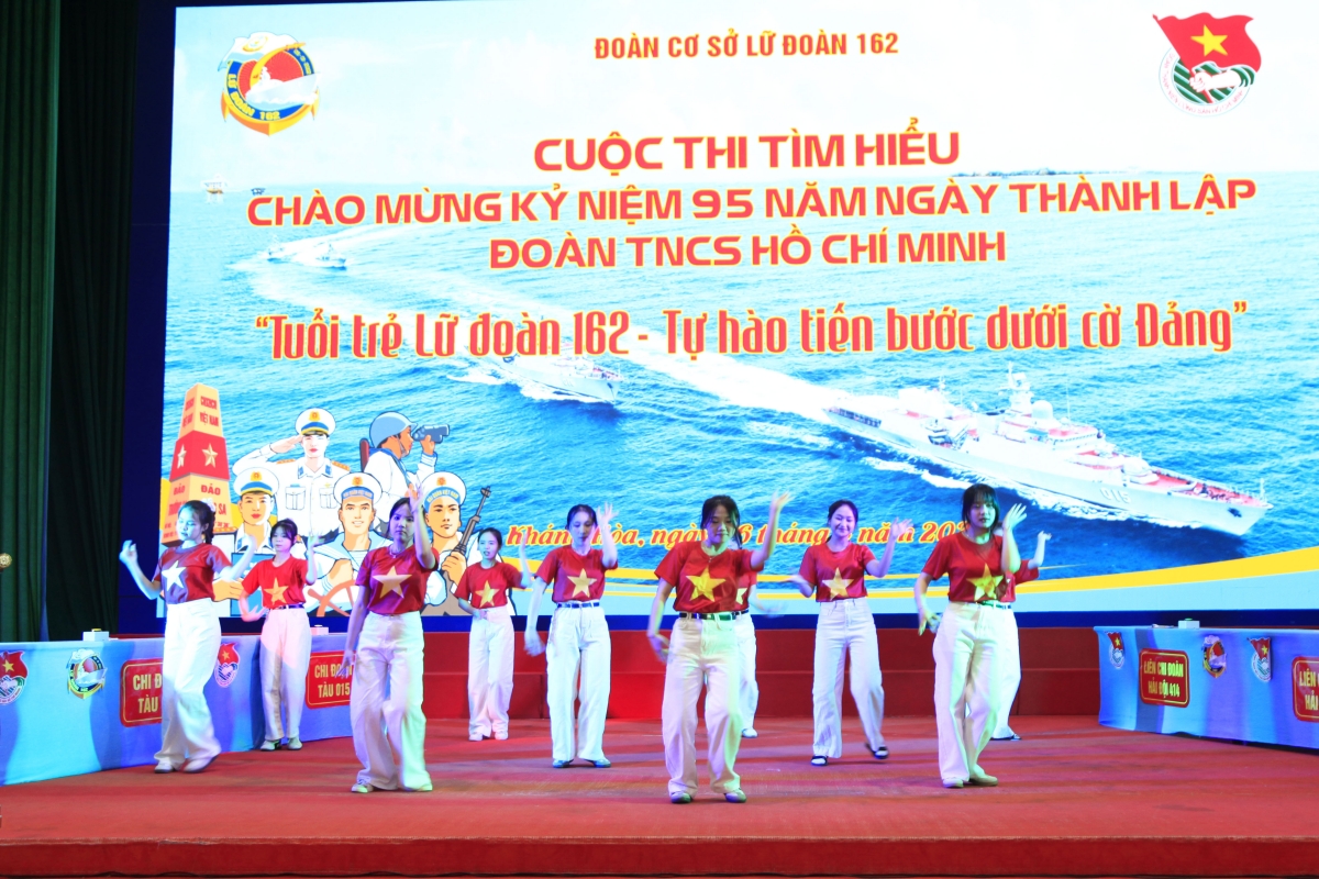 Nhảy dân vũ sôi động của các bạn trẻ Trường cao đẳng sư phạm Trung ương Nha Trang