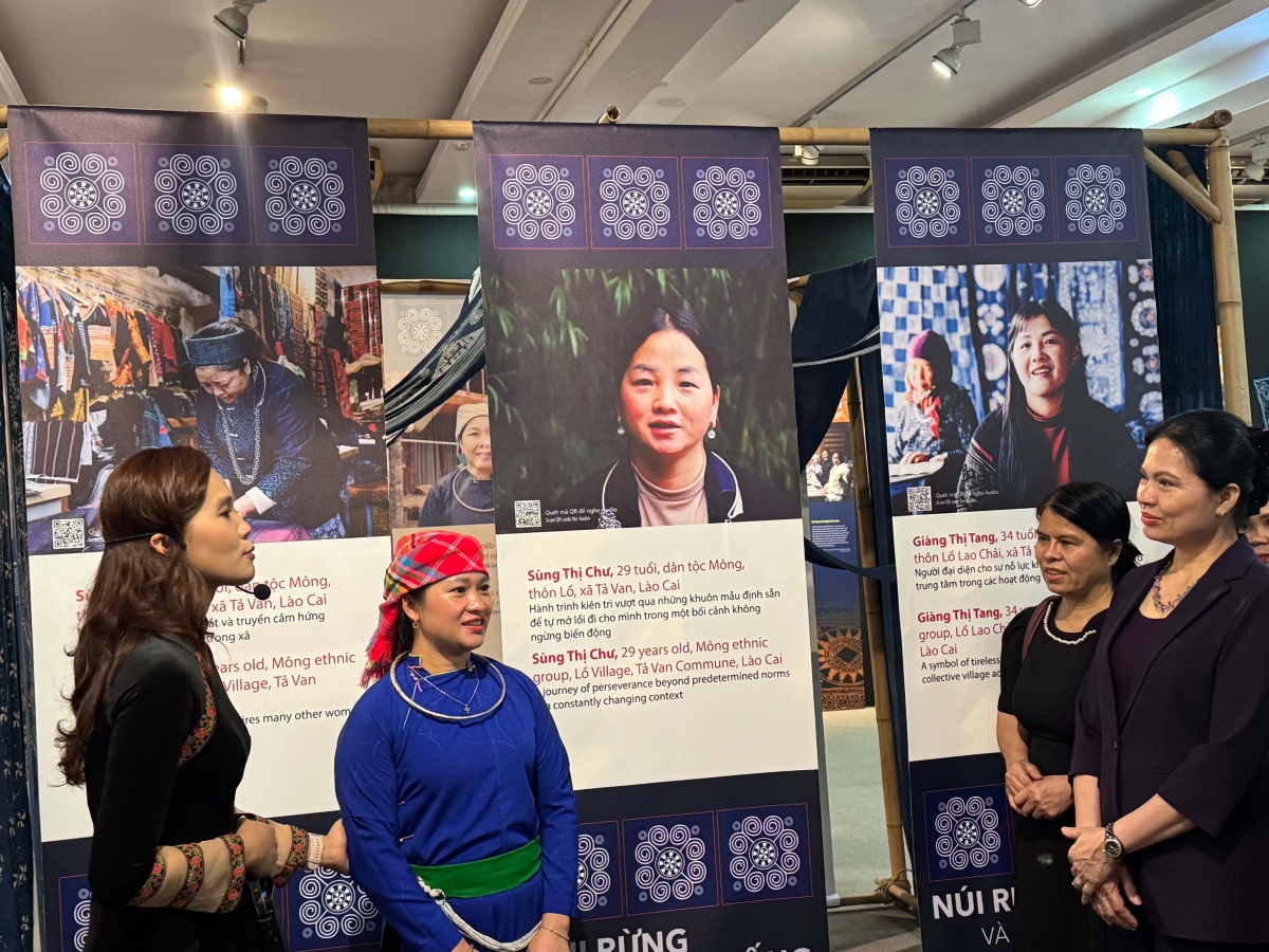 Đến với triển lãm, các đại biểu, khách mời cùng du khách được lắng nghe, tìm hiểu câu chuyện bảo tồn văn hoá của những người phụ nữ vùng cao