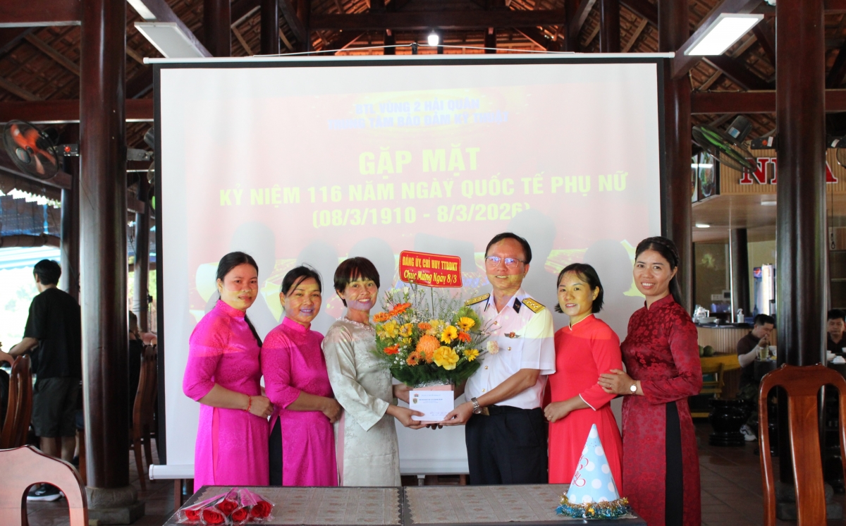 Thượng tá Nguyễn Hùng Vỹ, Phó Chính uỷ thay mặt Đảng uỷ, Chỉ huy Trung tâm tặng hoa chúc mừng Hội Phụ nữ nhân dịp 08/3