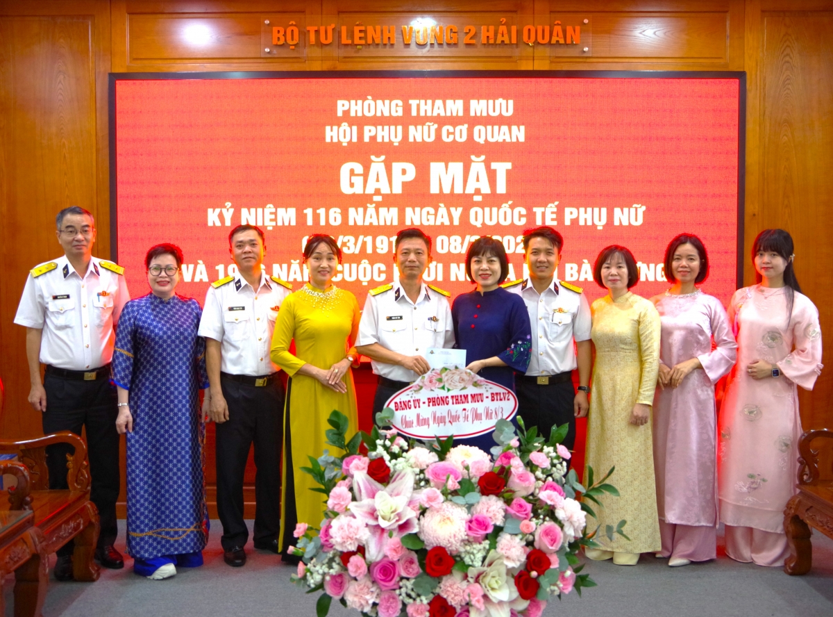 Các đại biểu chụp hình lưu niệm nhân dịp gặp mặt