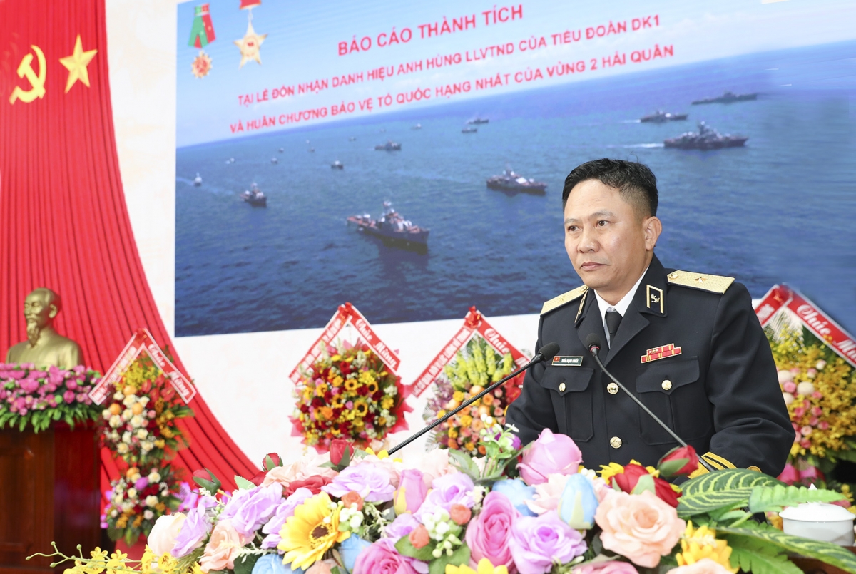 Chuẩn Đô đốc Trần Mạnh Chiến, Bí thư Đảng ủy, Chính ủy Vùng 2 Hải quân báo cáo thành tích tại buổi lễ