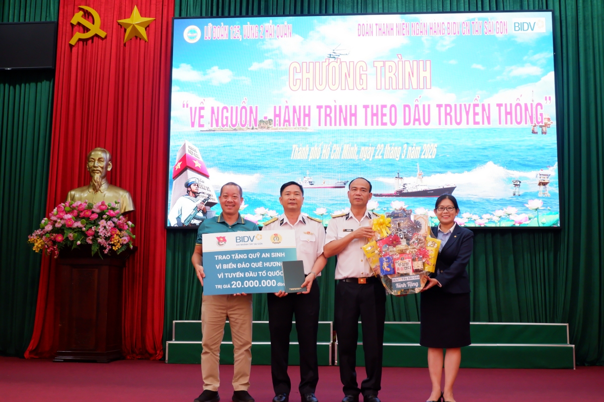 Lãnh đạo hai đơn vị trao quà lưu niệm tại chương trình