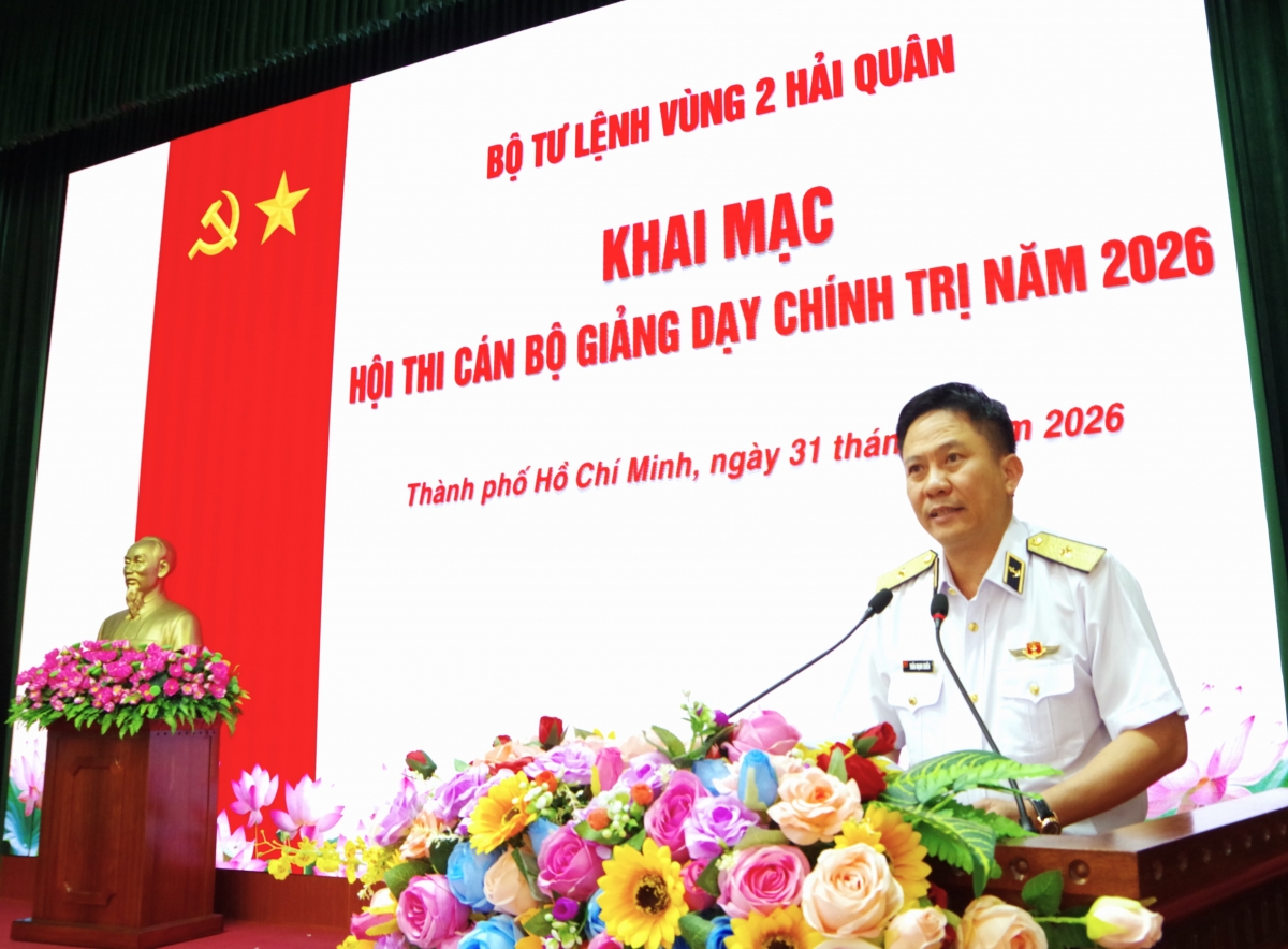 Chuẩn Đô đốc Trần Mạnh Chiến, Bí thư Đảng ủy, Chính ủy Vùng 2 Hải quân phát biểu khai mạc Hội thi