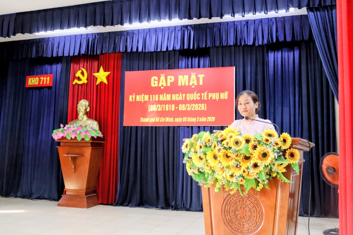 Thượng tá QNCN Hoàng Thị Lan Anh - Chủ tịch Hội phát biểu ôn lại truyền thống ngày Quốc tế Phụ nữ