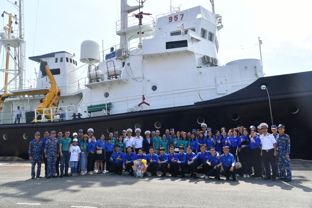 Các đại biểu tham quan các tàu tại cảng của Lữ đoàn