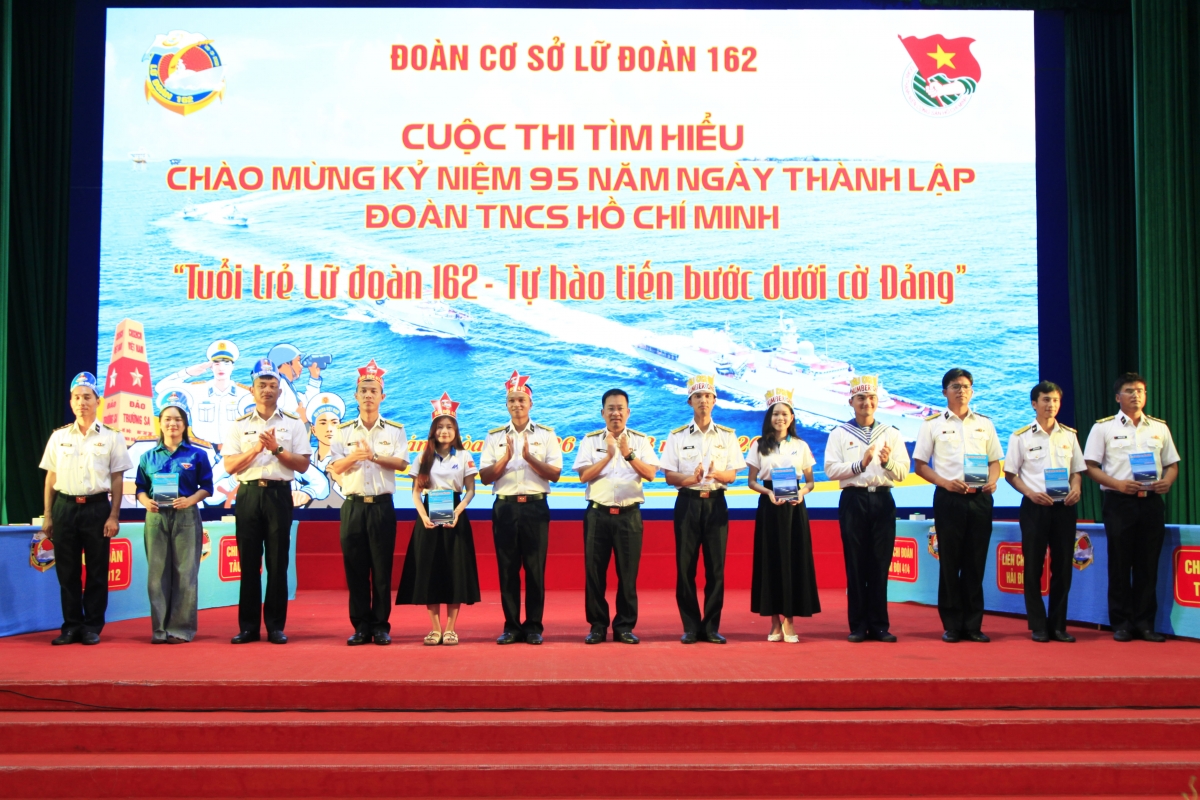 Đại tá Mai Văn Doanh trao thưởng cho các đội thi đạt thành tích tốt