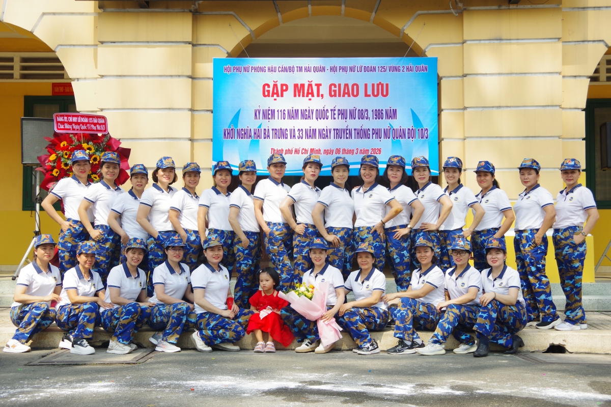 Hội Phụ nữ hai đơn vị chụp ảnh lưu niệm