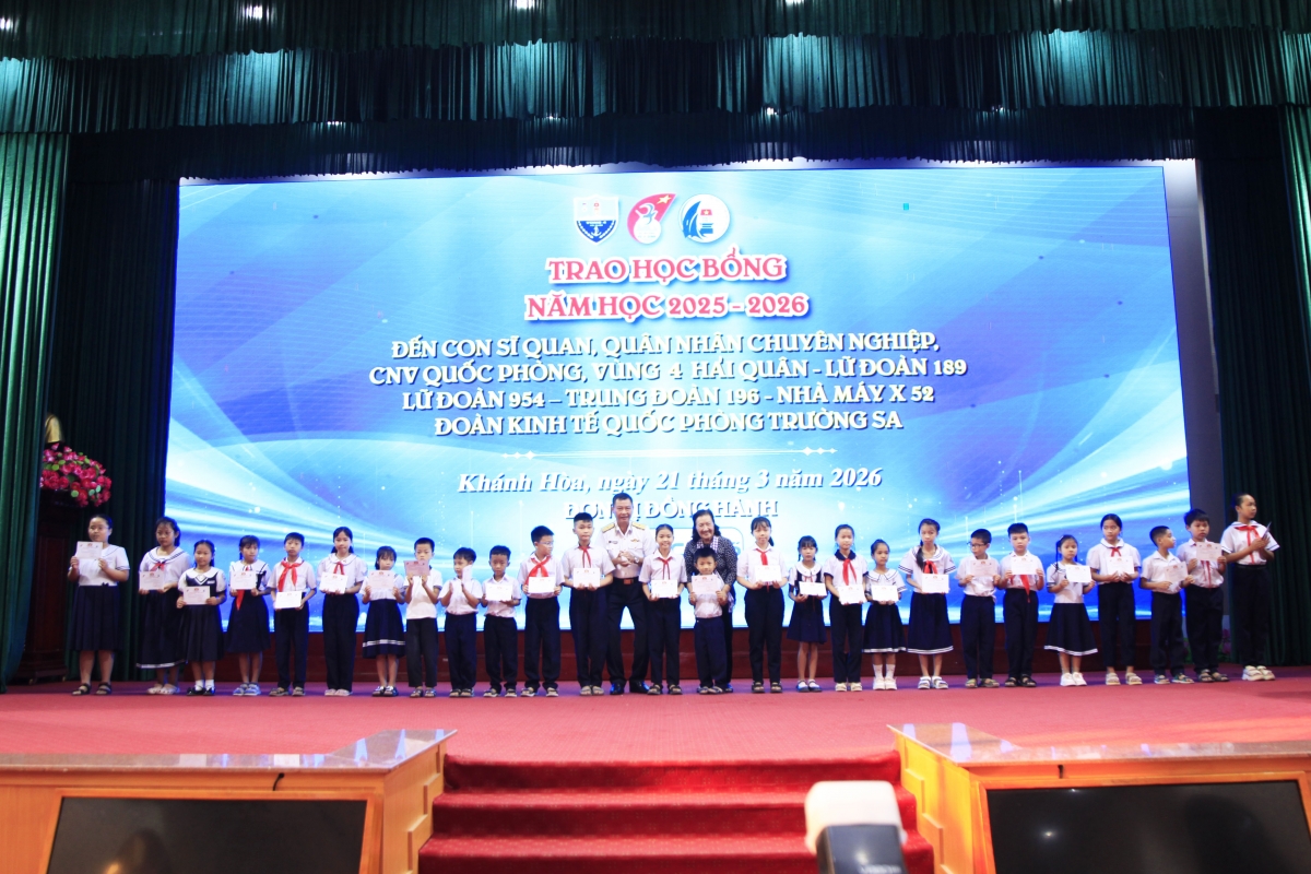 Chuẩn đô đốc Nguyễn Anh Tuấn cùng đại diện đoàn công tác trao chứng nhận học bổng cho các cháu học sinh tiểu học
