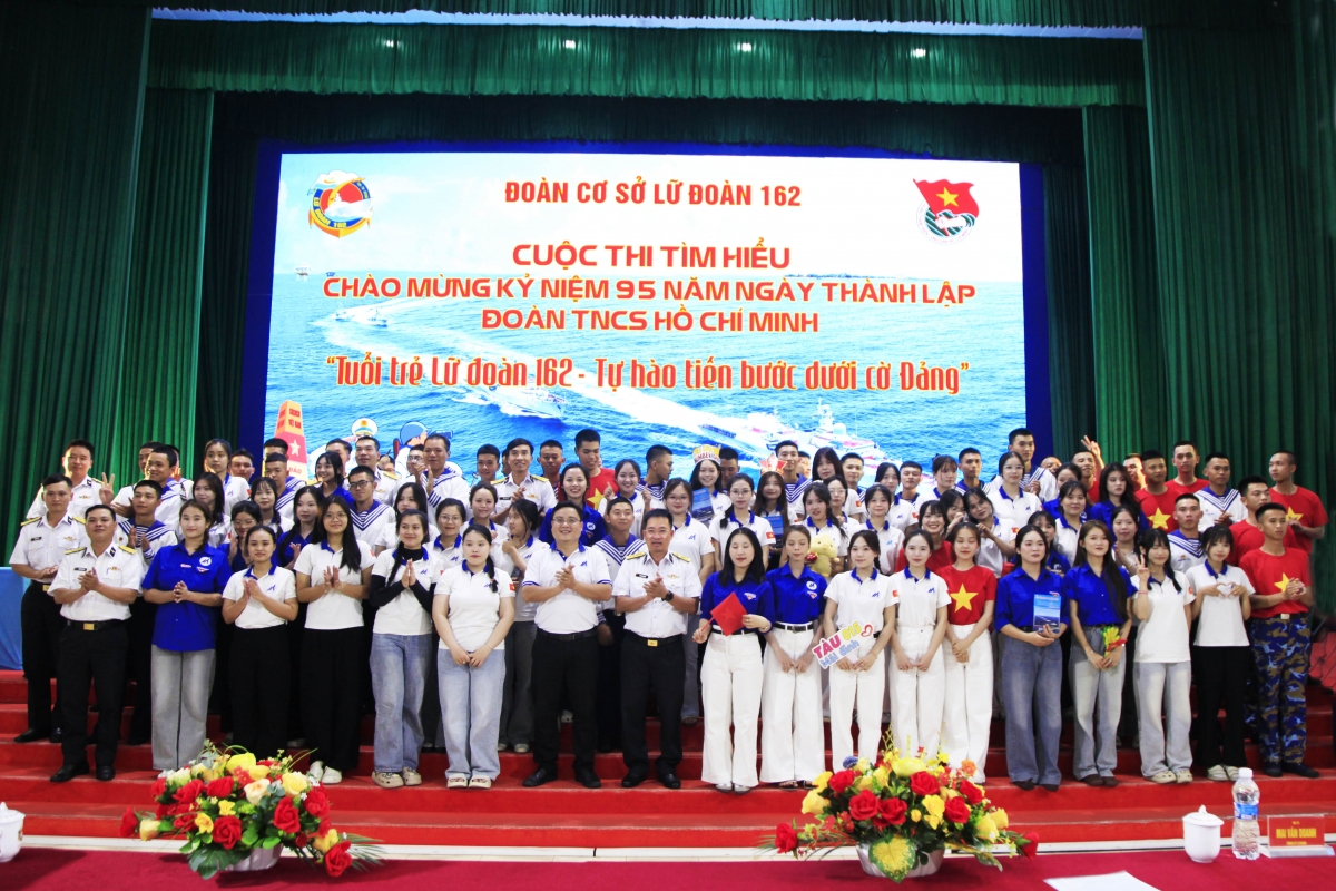 Chụp ảnh lưu niệm cùng Thủ trưởng Lữ đoàn