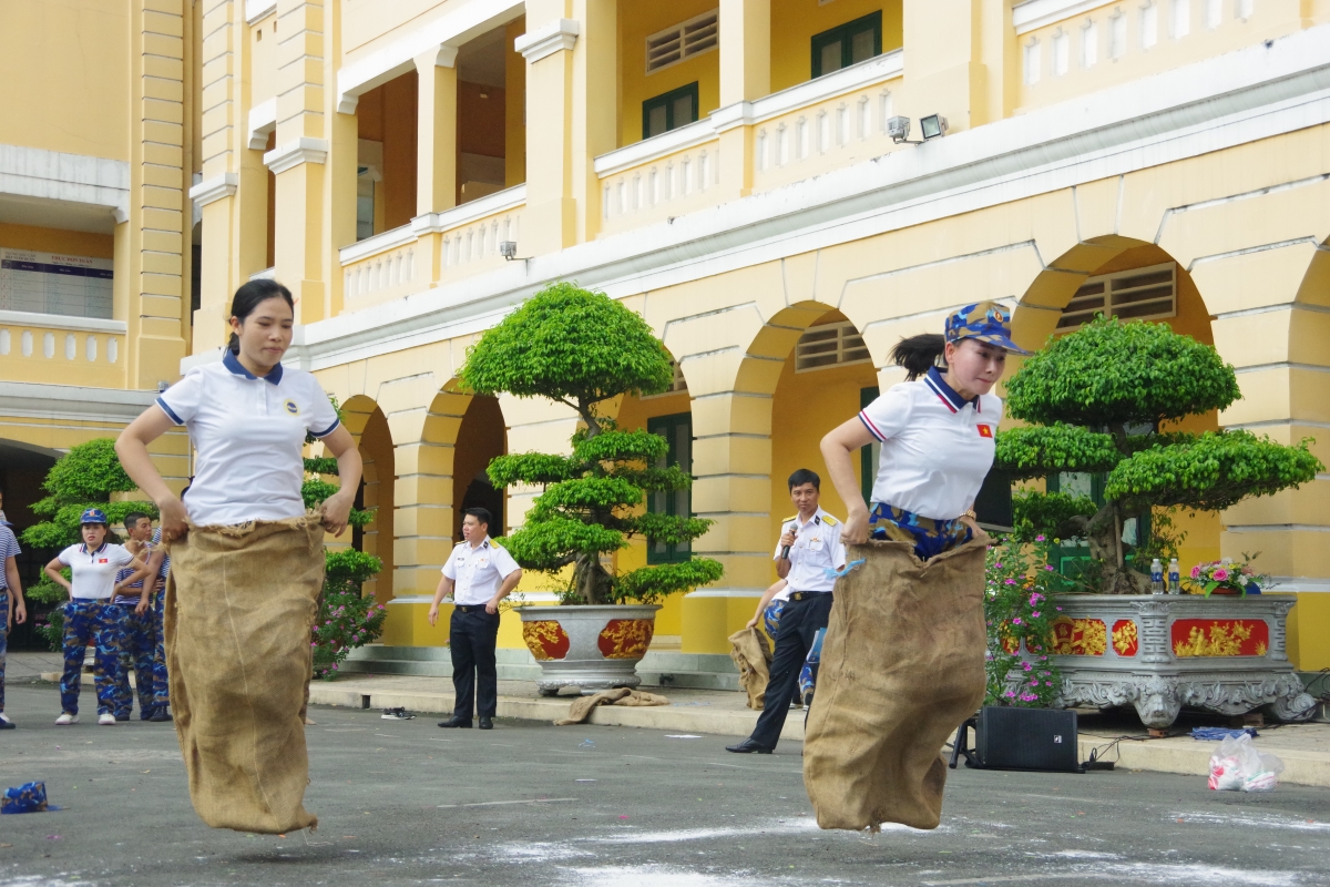 Hội viên tham gia trò chơi nhảy bao bố