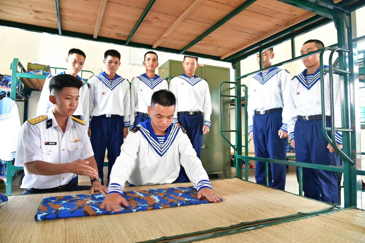 Cán bộ hướng dẫn tỉ mỷ gấp chăn màn, nội vụ vệ sinh cá nhân