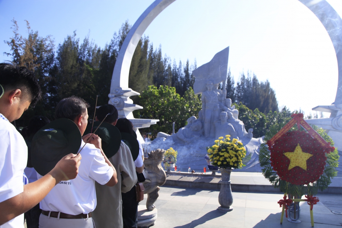 Thành kính dâng hương Đài tưởng niệm chiến sĩ Gạc Ma