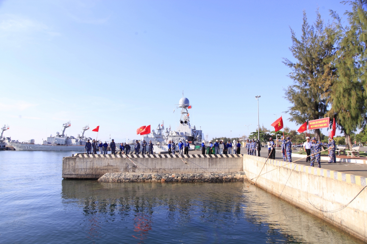 Tuổi trẻ đơn vị và Nhà trường cùng nhau vớt rác làm sạch mặt biển