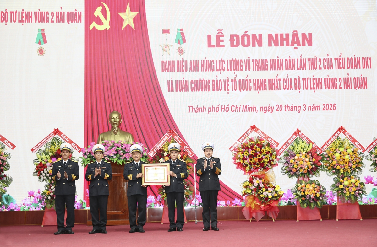 Phó Đô đốc Trần Thanh Nghiêm đã trao bằng đơn vị Anh hùng LLVT nhân dân cho Tiểu đoàn DK1