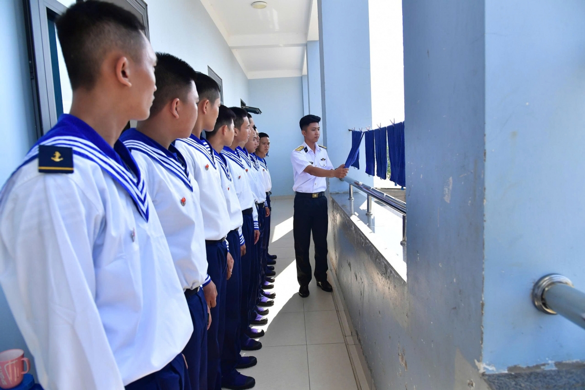 Cán bộ hướng dẫn chỉnh trang nội vụ vệ sinh đẹp, thống nhất, chính quy