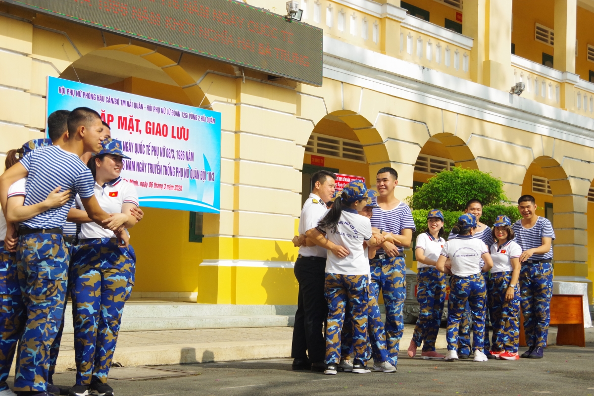 Hội viên phụ nữ tham gia các trò chơi vận động