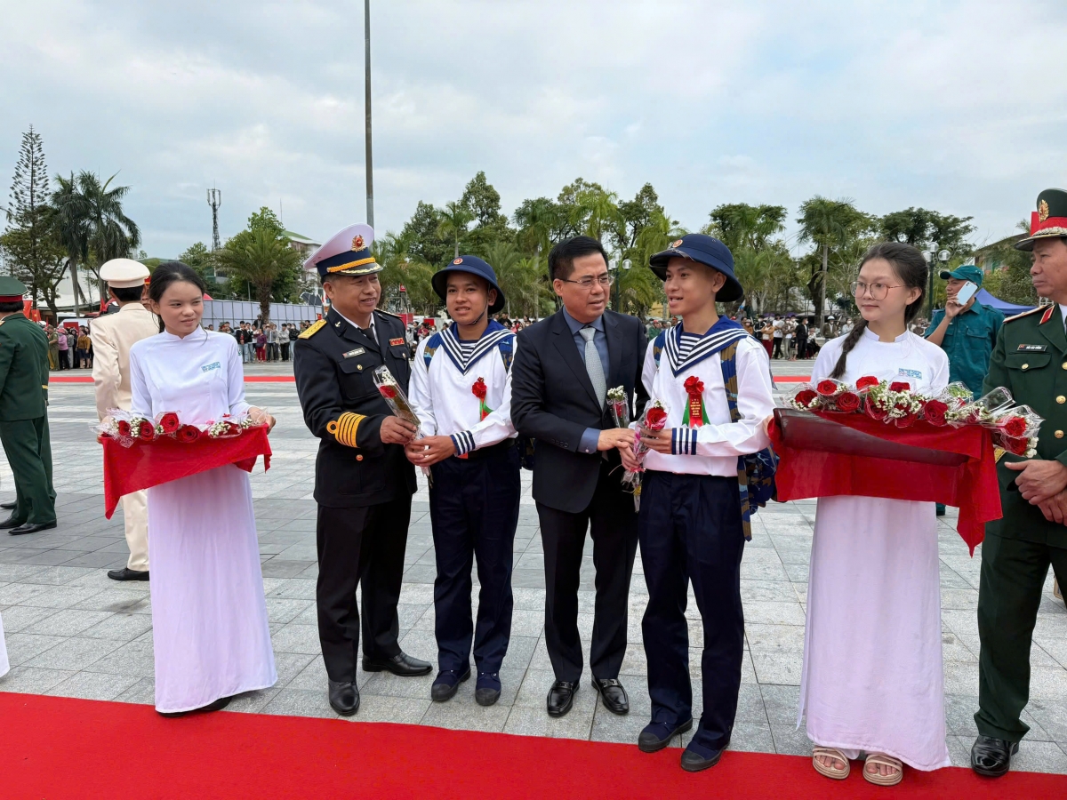 Đồng chí Đại tá Nguyễn Quang Vinh, Phó Chủ nhiệm Chính trị Vùng 3 Hải quân tặng hoa chúc mừng chiến sĩ mới trong Lễ giao nhận quân tại tỉnh Quảng Ngãi