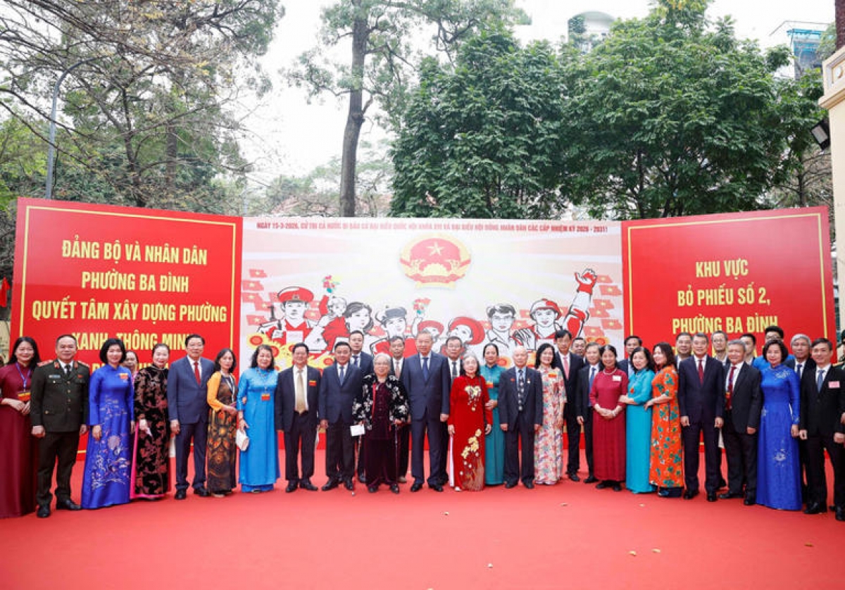 Tổng Bí thư Tô Lâm với cử tri tại Khu vực bỏ phiếu số 02 phường Ba Đình, thành phố Hà Nội.
(Ảnh: Thống Nhất/TTXVN)