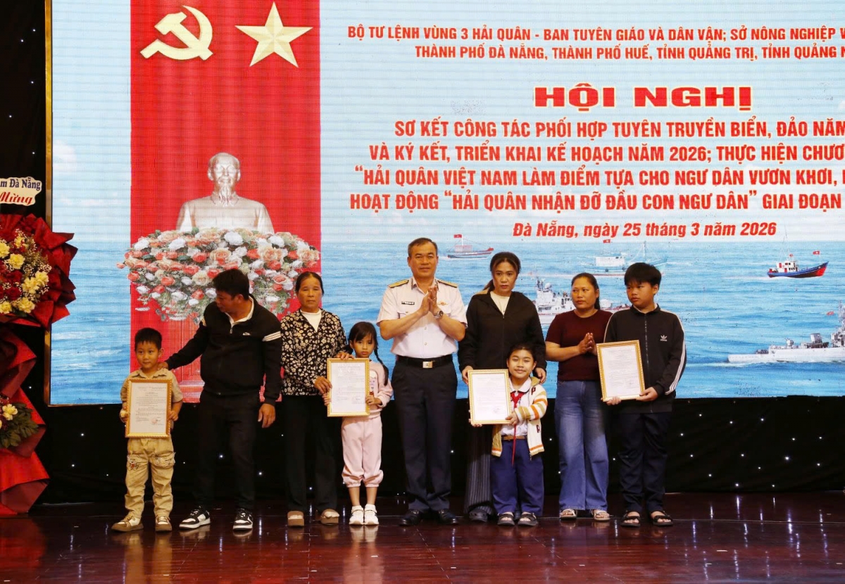 Thủ trưởng Vùng 3 Hải quân trao quyết định nhận đỡ đầu con ngư dân có hoàn cảnh đặc biệt khó khăn