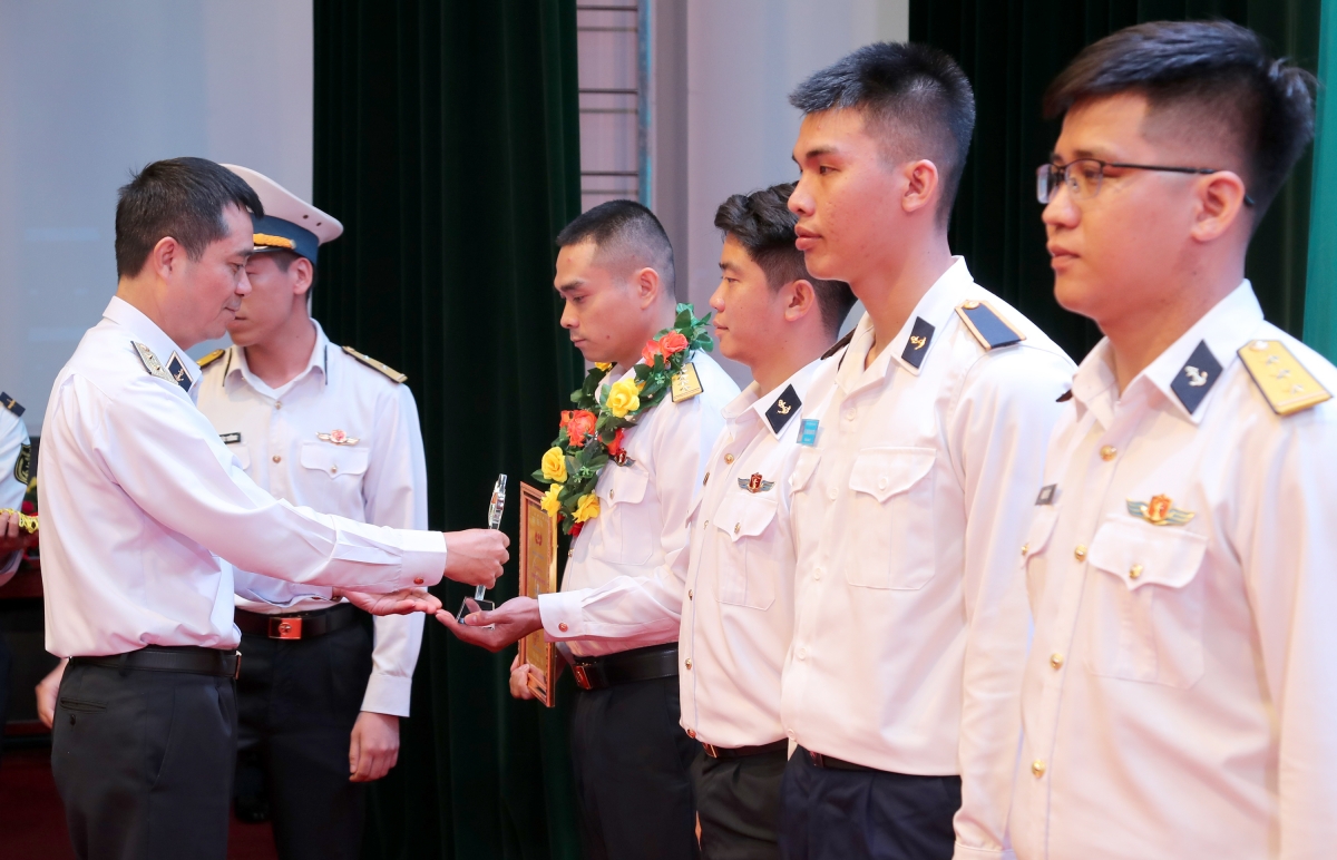 Phó Đô đốc Nguyễn An Phong trao Bằng khen cho những gương mặt trẻ tiêu biểu, gương mặt trẻ triển vọng năm 2025