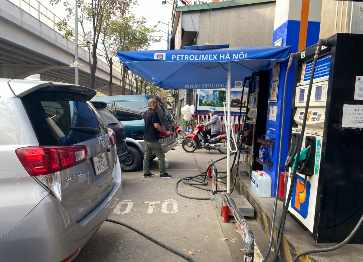 Người dân tranh thủ đổ xăng dầu tại thời điểm chiều nay ngày 16/3 tại Hà Nội