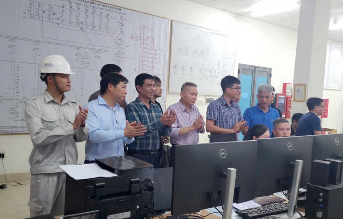 Các đơn vị tham gia dự án chứng kiến thời khắc đóng điện của dự án